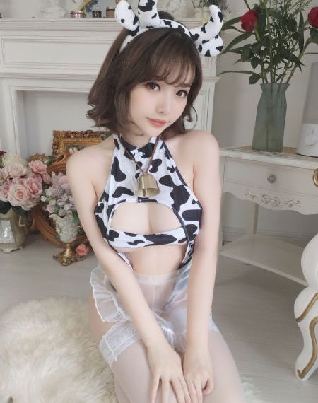 蘑菇视频红色logo纯黑色背景_欧美成人在线